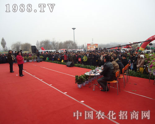 山東菏澤農(nóng)資交易會(huì)上，評委們認(rèn)真的點(diǎn)評