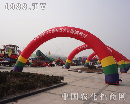 菏澤農(nóng)資交易會外場的一角。