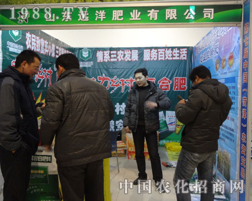 中國(guó)菏澤農(nóng)資交易會(huì)上忙碌的身影