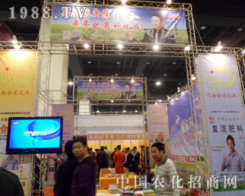 河南金龍化工展臺(tái)前人影聳動(dòng)