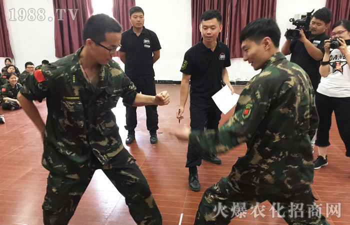 ͻ�����Ҿ���һ˲�g