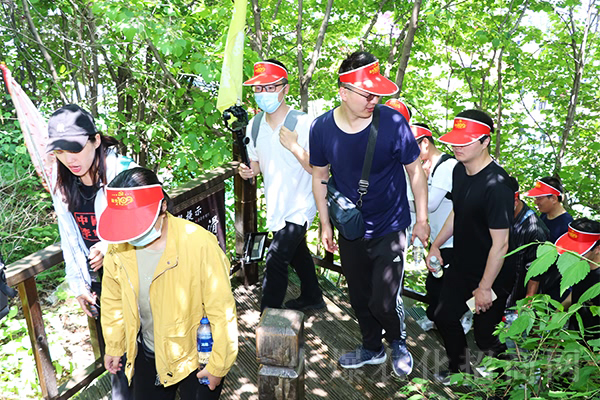 һ���ˣ�һ�l����һ������һ��ǰ�M��