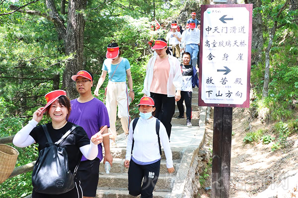 �Ͼ�ɽ���������˵���Ȼɽˮ