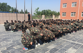 驕陽(yáng)似火巋然不動(dòng)，這才是火爆人的堅(jiān)毅！