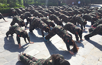 俯臥撐懲罰，全體人員為犯錯(cuò)學(xué)員買(mǎi)單！