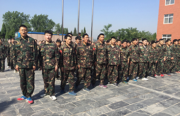 軍訓(xùn)現(xiàn)場(chǎng)，教官逐個(gè)檢查軍姿標(biāo)準(zhǔn)！