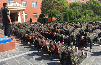 遵守承諾，穿上迷彩服我們就是軍人！