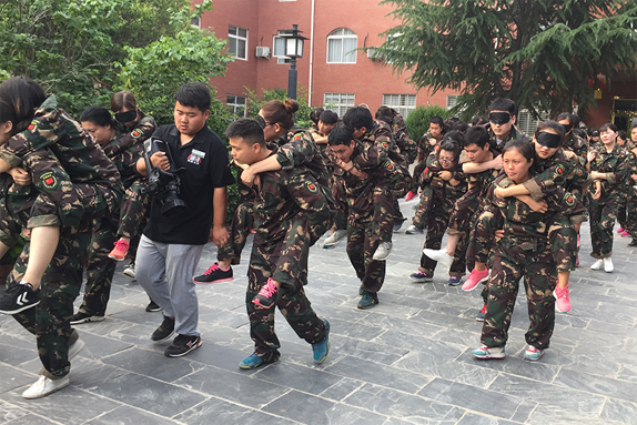 經(jīng)歷艱苦和磨難，體驗(yàn)親情、友情的珍貴！