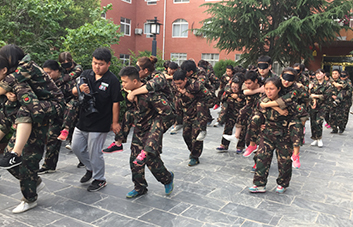 不論艱難險(xiǎn)阻，我都將握緊你的手與你同行！