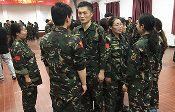 善于發(fā)現(xiàn)身邊世界的美，不吝嗇對(duì)別人的贊美！