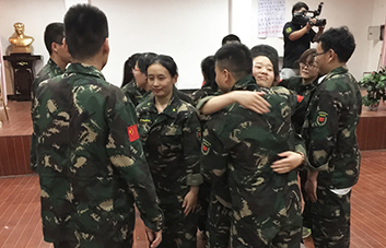 人生不易，要學(xué)會(huì)贊美他人！