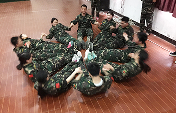 默契配合、高效協(xié)作，把不可能變?yōu)榭赡埽? />
                <p>默契配合、高效協(xié)作，把不可能變?yōu)榭赡埽?/p>
            </li>
            <li>
            	<img src=