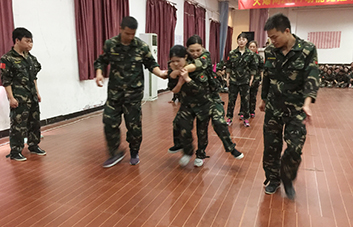 齊心協(xié)力，永創(chuàng)佳績(jī)，頑強(qiáng)拼搏，所向無(wú)敵！