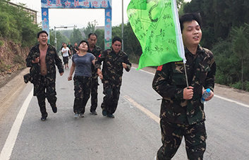 拉練15公里，體驗(yàn)“長(zhǎng)征路”，磨礪火爆人！