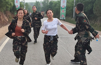 不論是攙扶還是背扛，我們沒(méi)有丟掉任何一個(gè)人！