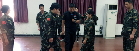 兩眼緊觀(guān)敵方手，一心謀劃成功策！