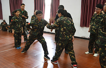 凝心聚力，為榮譽(yù)而戰(zhàn)；聚精會(huì)神，為集體爭(zhēng)光！